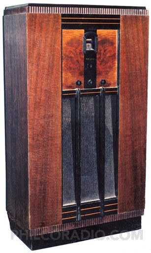 Model 18MX - Note: January 1934 Model 14MX shown. Model 18MX cabinet is identical in appearance.